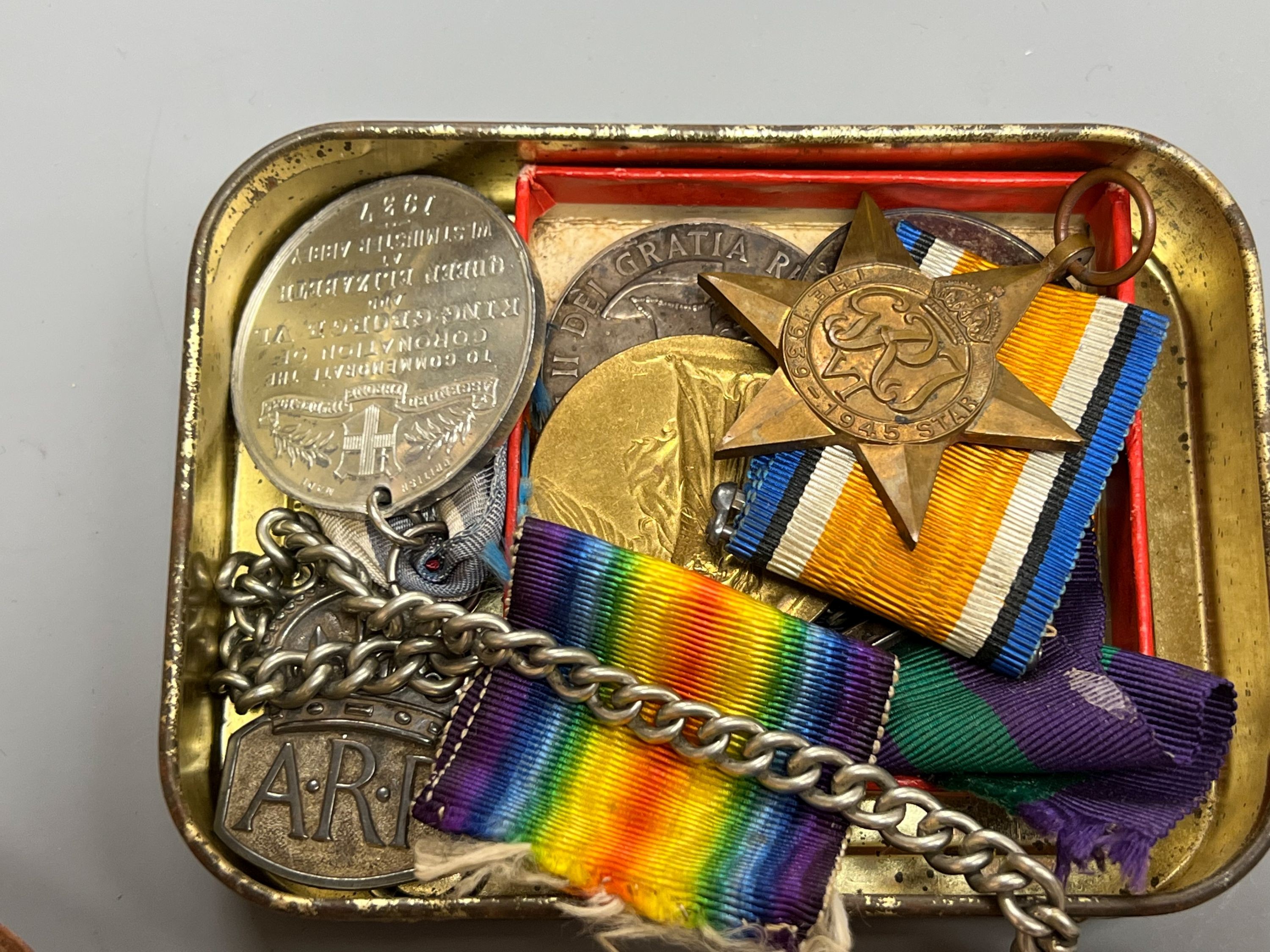 A QEII GSM with Arabian Peninsula clasp, WWI ARP group and WWI pair